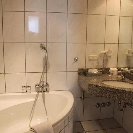 Отель Stadt-gut-hotel Zum Rathaus Оберхаузен