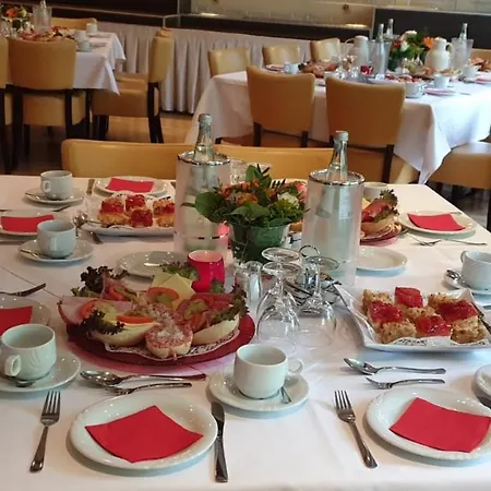 Stadt-gut-hotel Zum Rathaus Отель