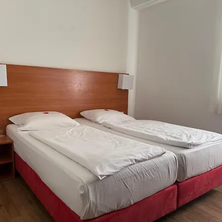 מלון Stadt-gut-hotel Zum Rathaus אוברהאוזן