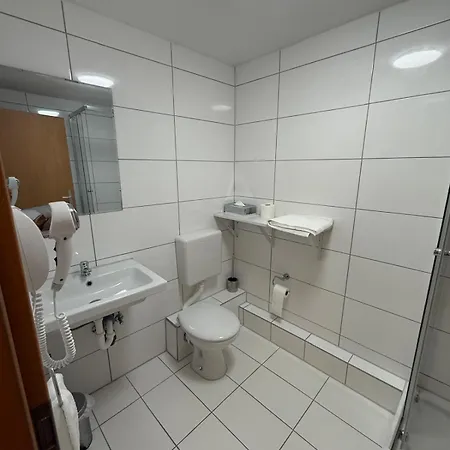 מלון Stadt-gut-hotel Zum Rathaus